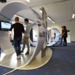 Gefahr von allen Seiten: Ausstellung an der Richard-Müller-Schule befasst sich mit Demokratie